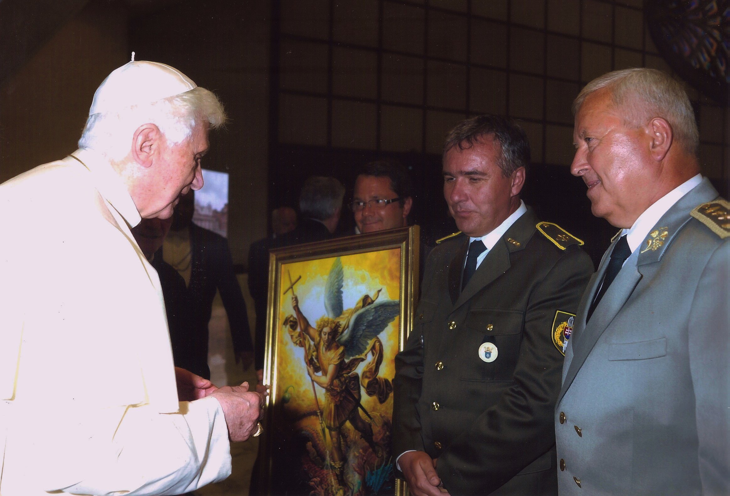 Archanjel Michal, dar zmenšenej verzie zástupcami MV SR papežovi Benediktovi XVI.