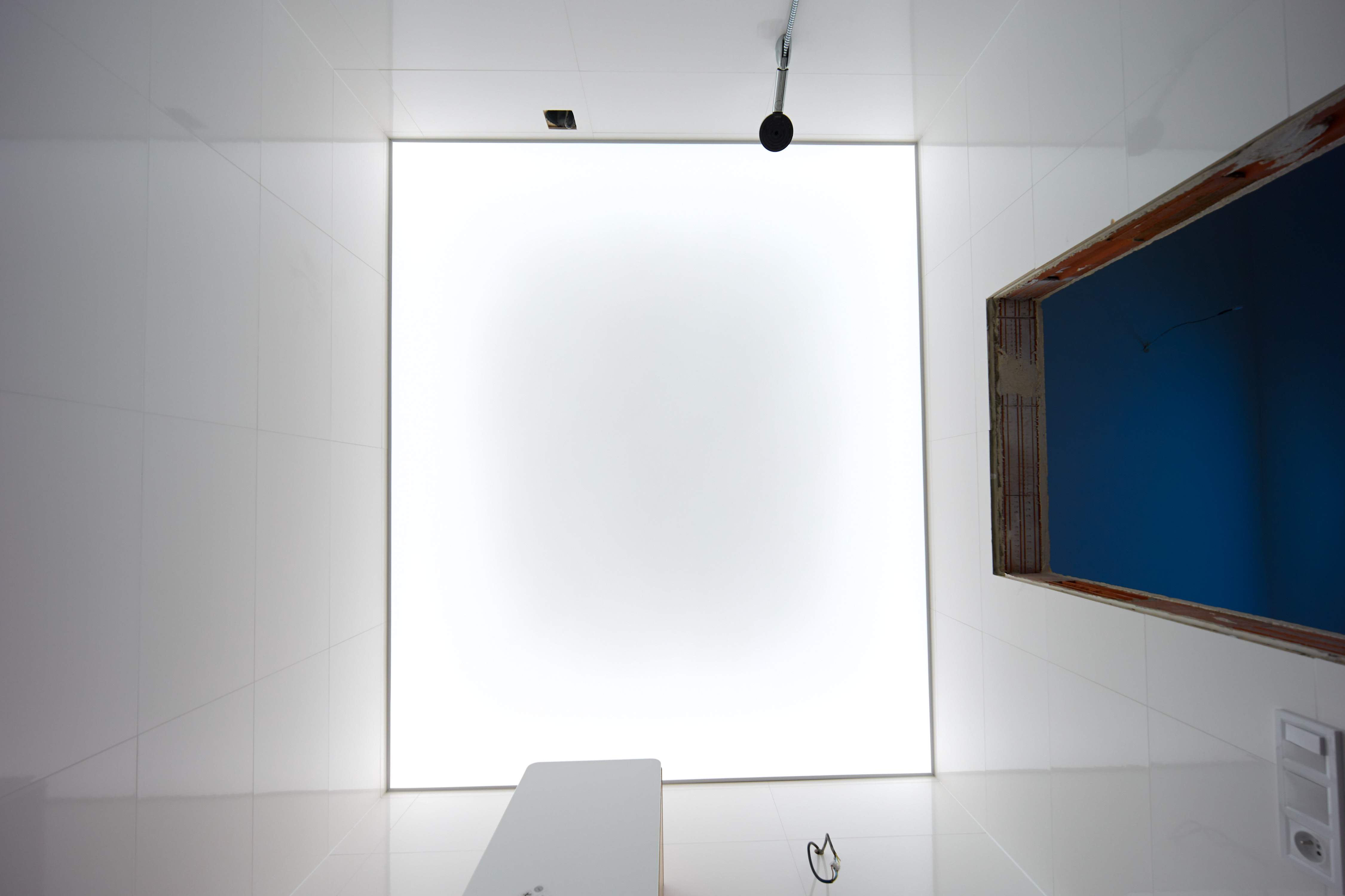 Svetelný napínaný strop v kúpeľni
