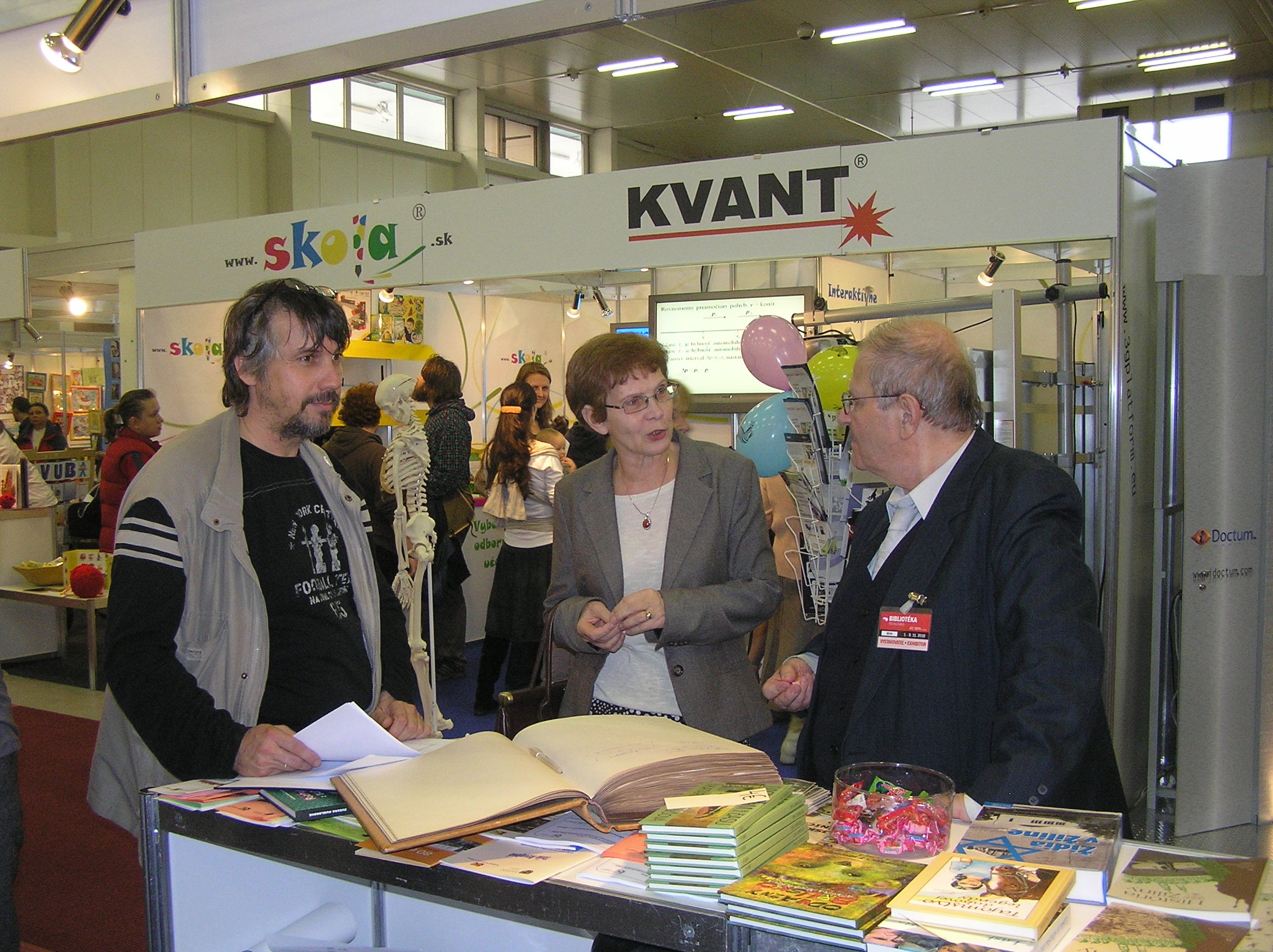 V priat. rozhovore so spis. T. Révayovou a básnikom a humorist. M. Lechanom, 2008