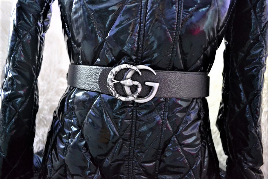 Luxusný metalický čierny kabát s kožušinou