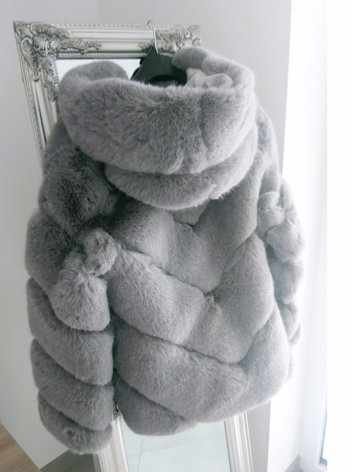 Luxusný dámsky sivý kabát s kapucňou z umelej kožušiny