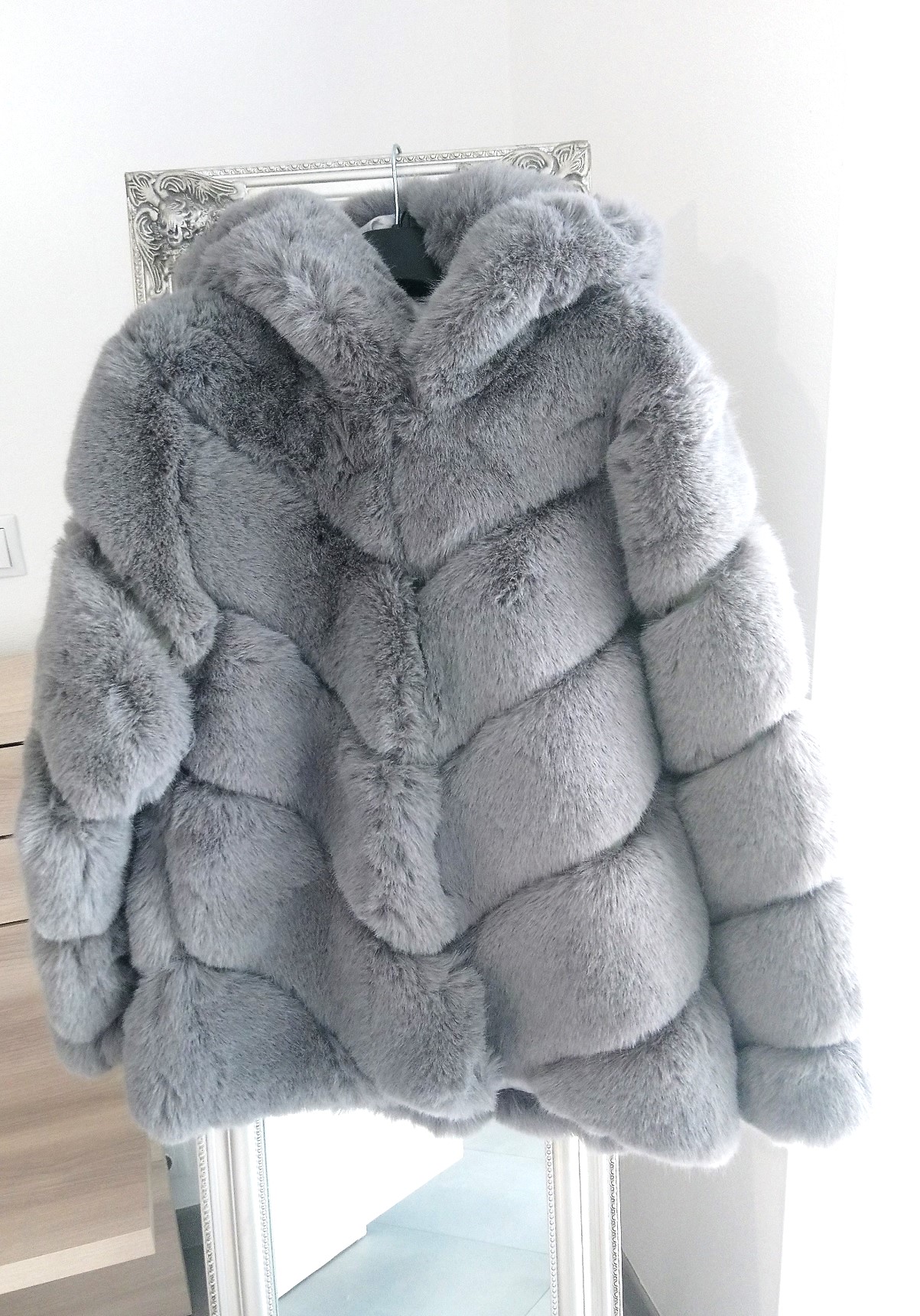 Luxusný dámsky sivý kabát s kapucňou z umelej kožušiny