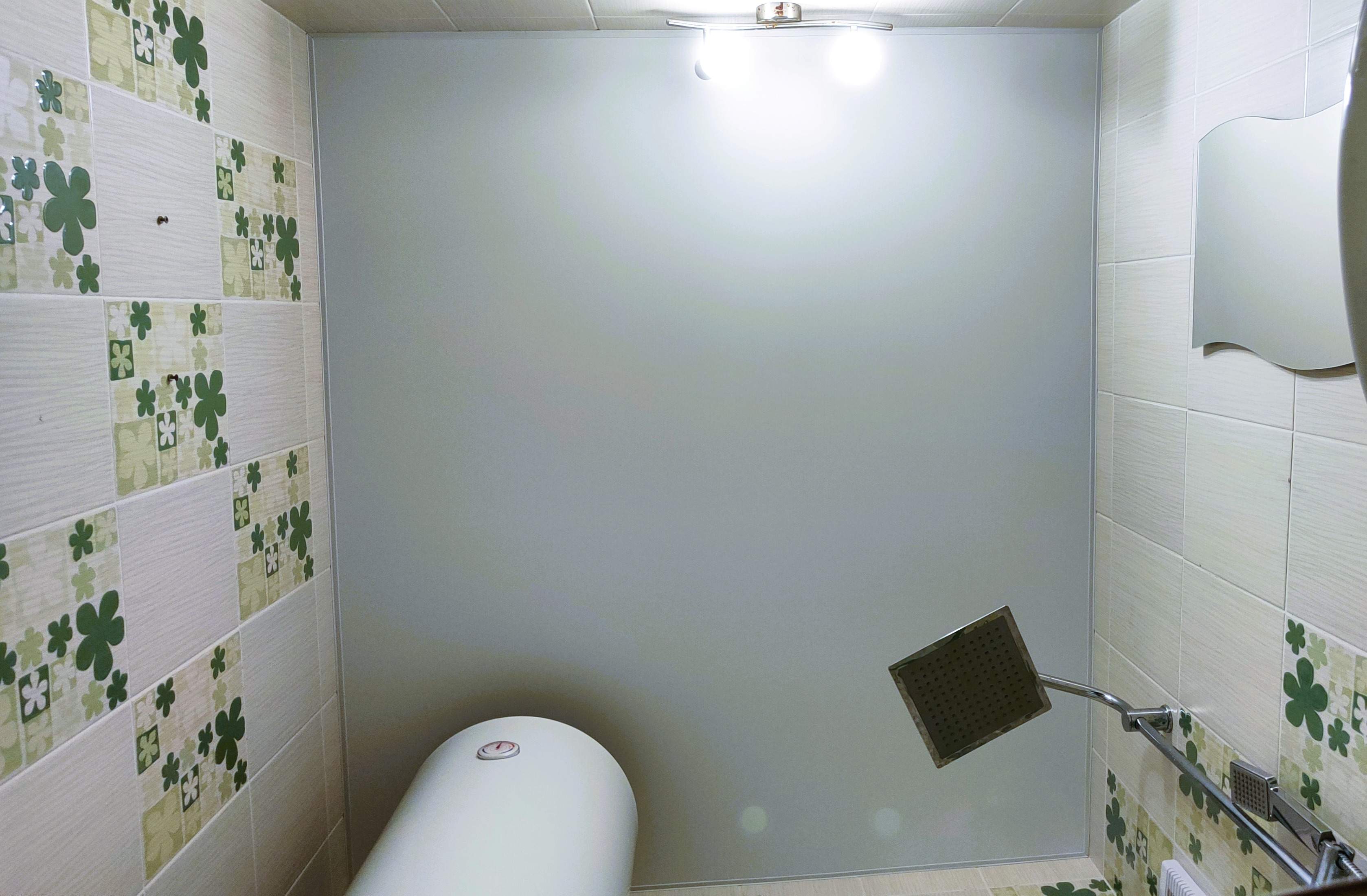 Saténový napínaný strop v kúpeľni