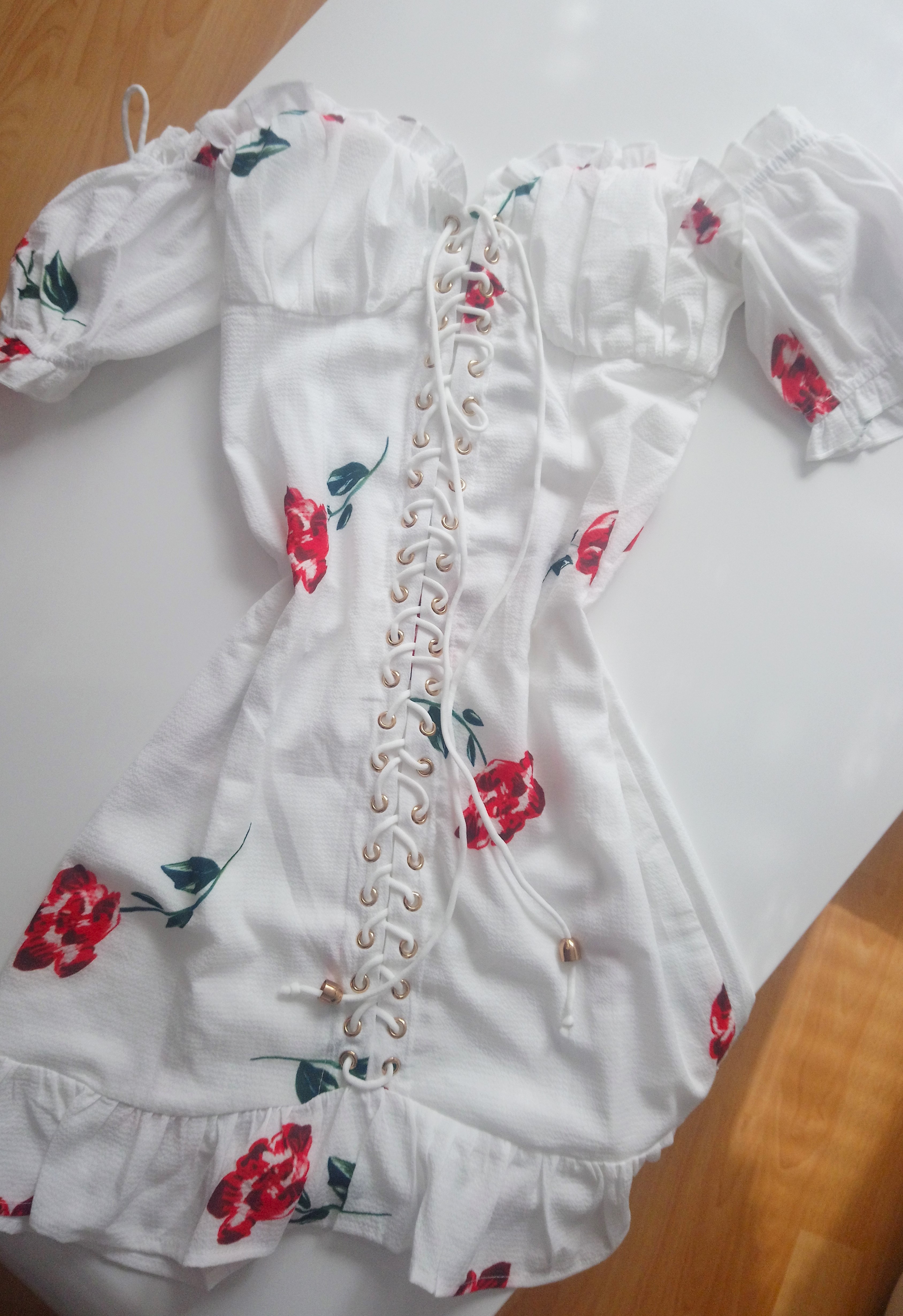 Biele kvetinové šaty španielskeho strihu