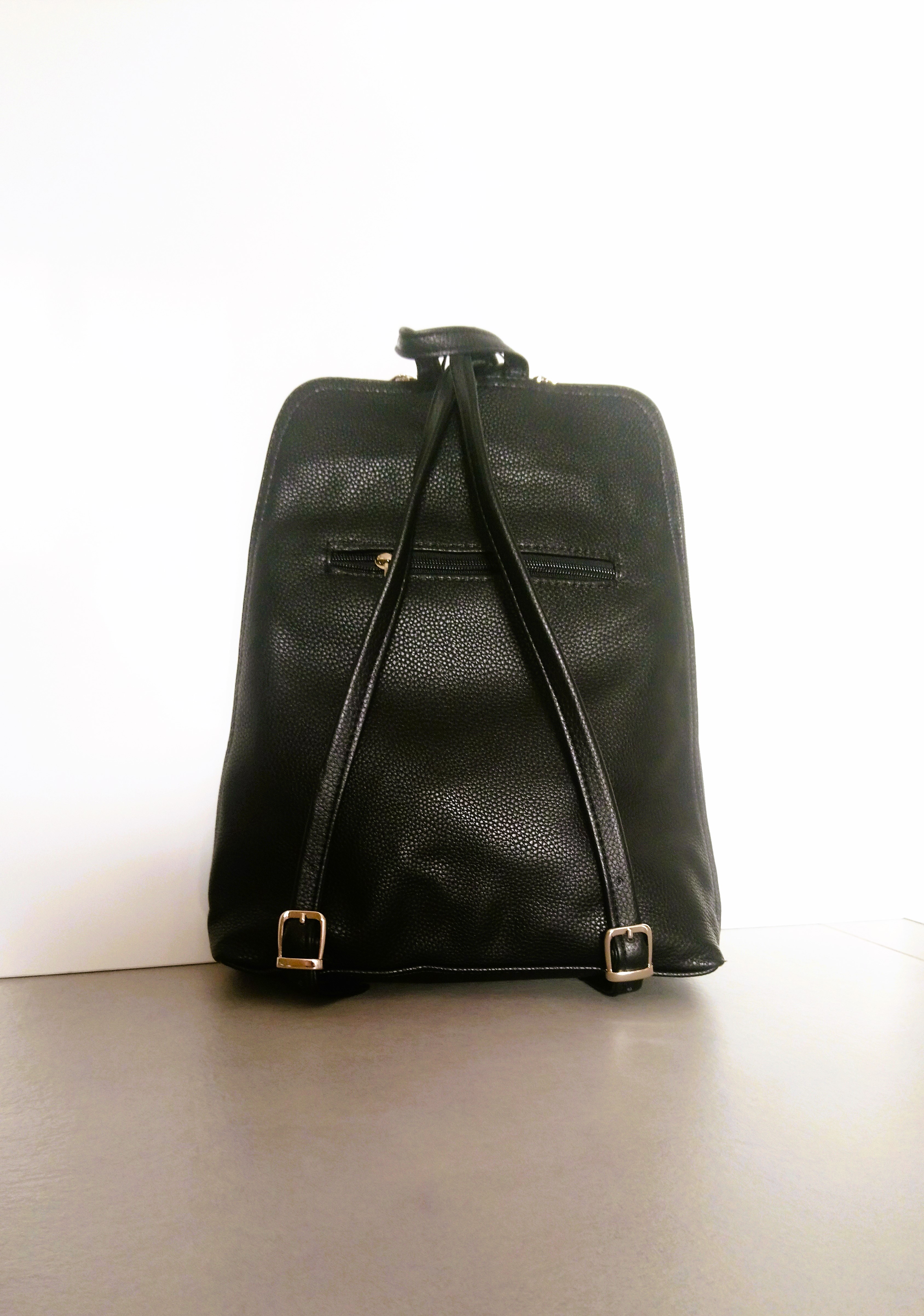 Dámsky čierny kožený ruksak s nápisom