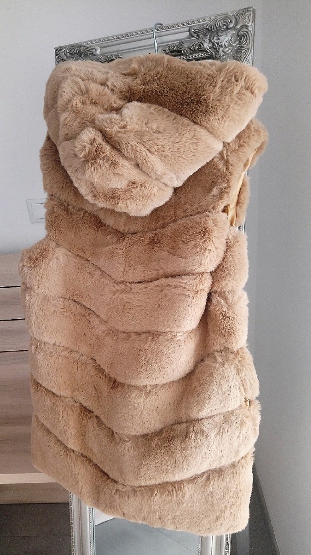 Dlhá svetlohnedá vesta s kapucňou z umelej kožušiny