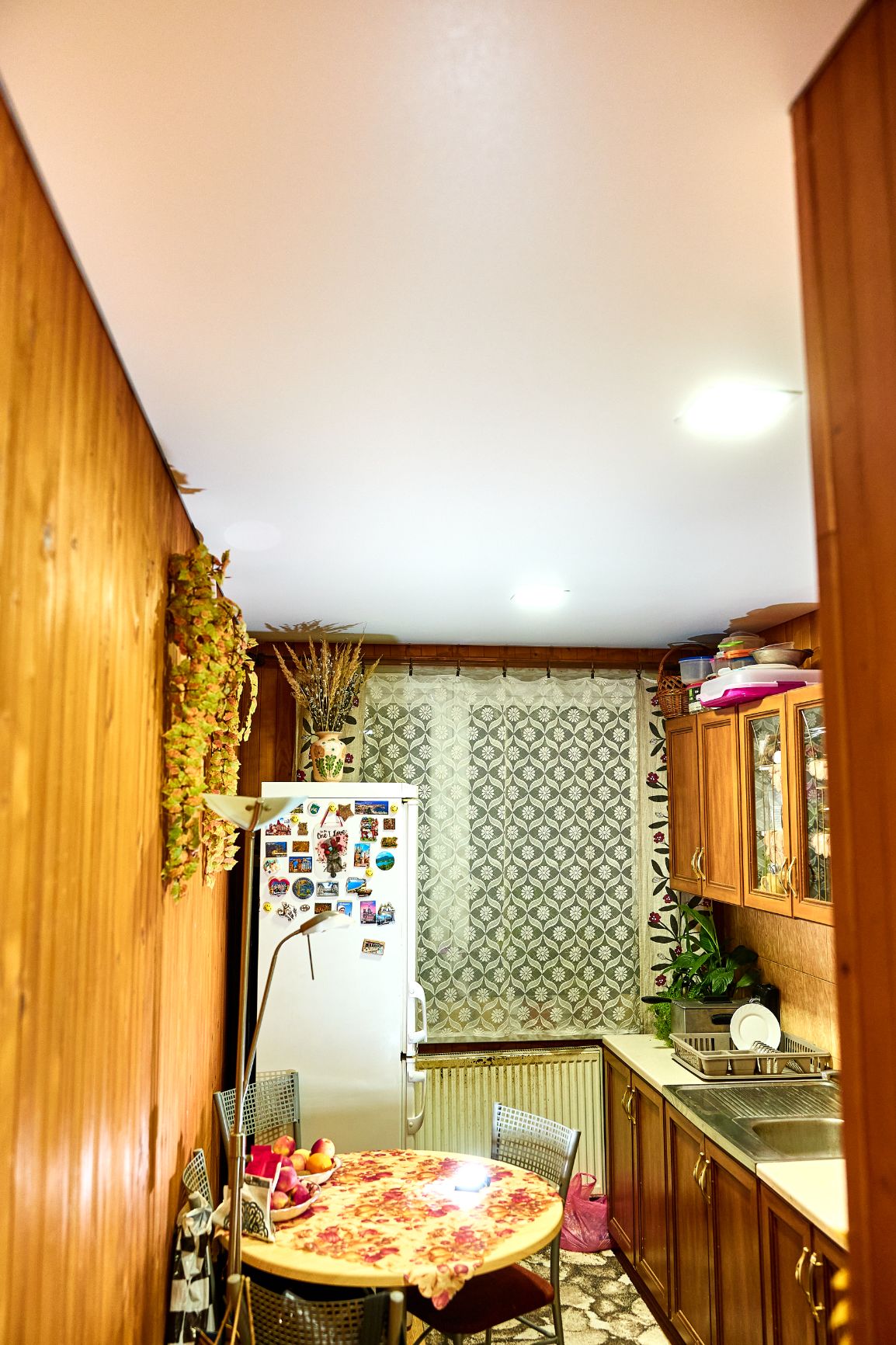 Saténový napínaný strop v kuchyni