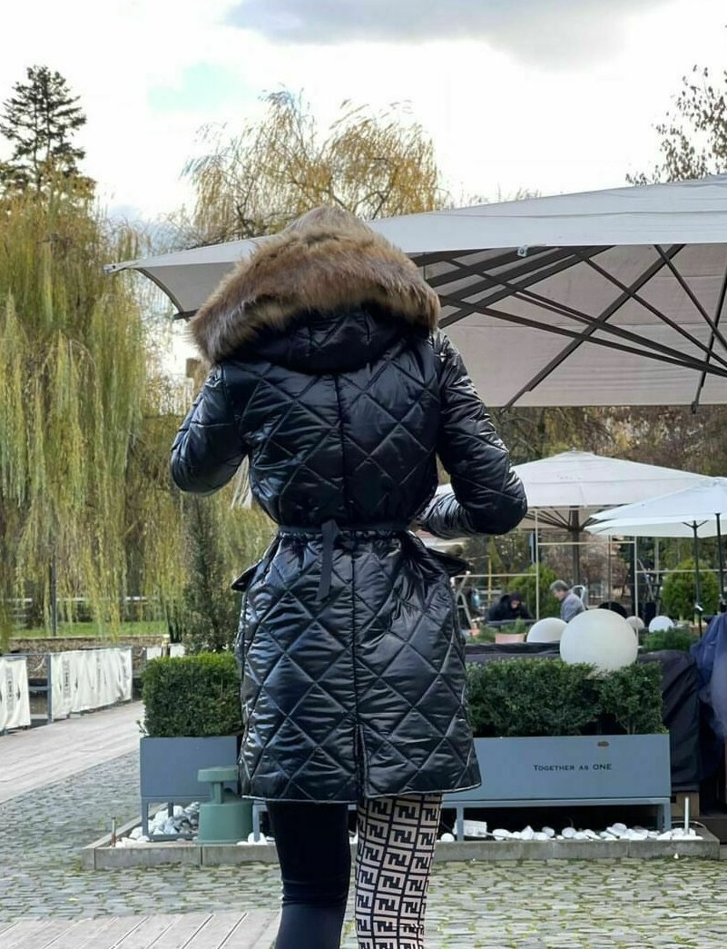 Moderná predĺžená metalická bunda s kapucňou