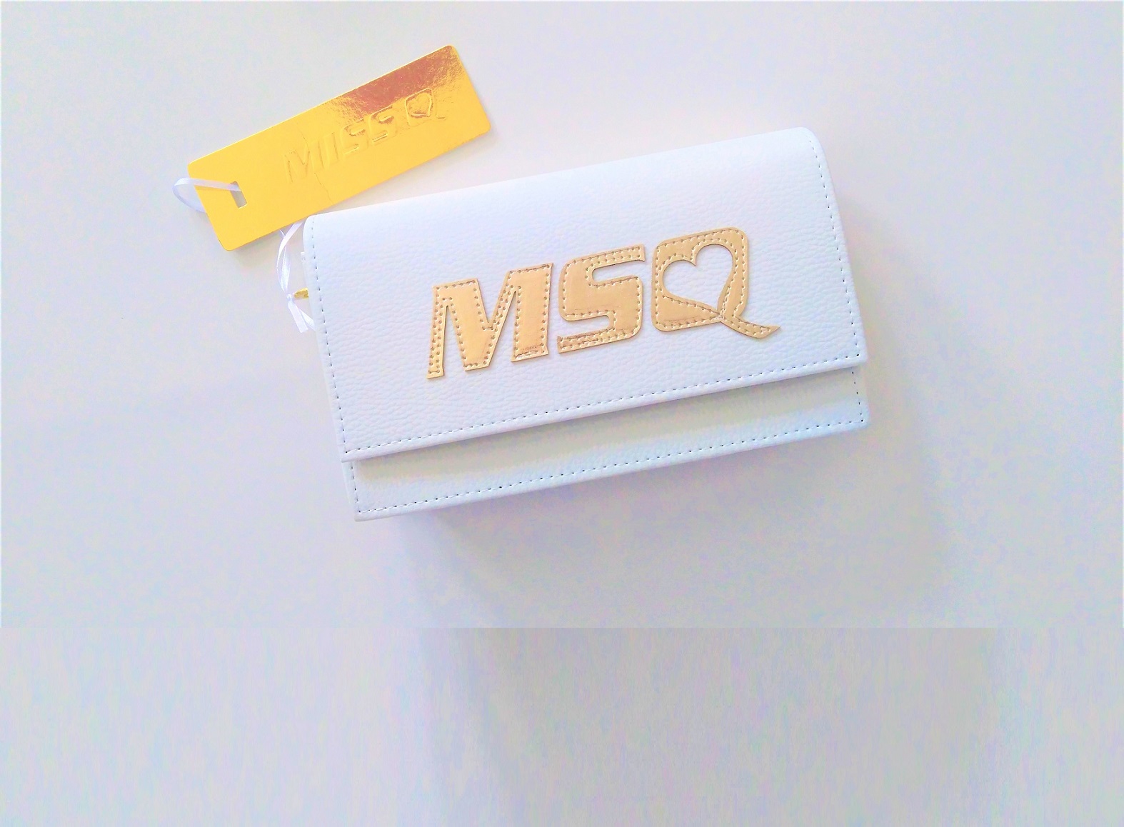 MISSQ dámska biela listová kabelka so zlatým nápisom