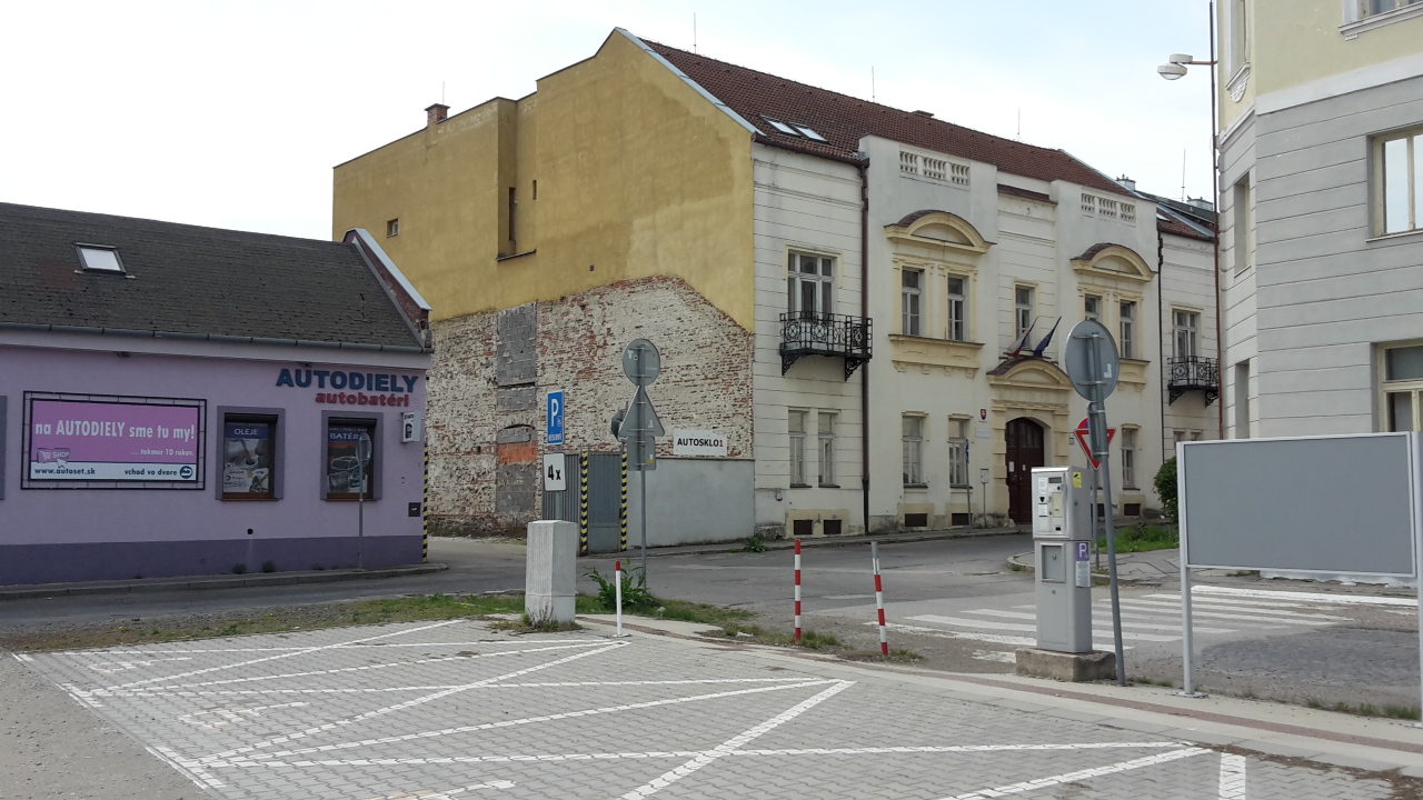 Parkovisko pri autoskle medzi Kasárenskou a Vojenskou ulicou v Leviciach.