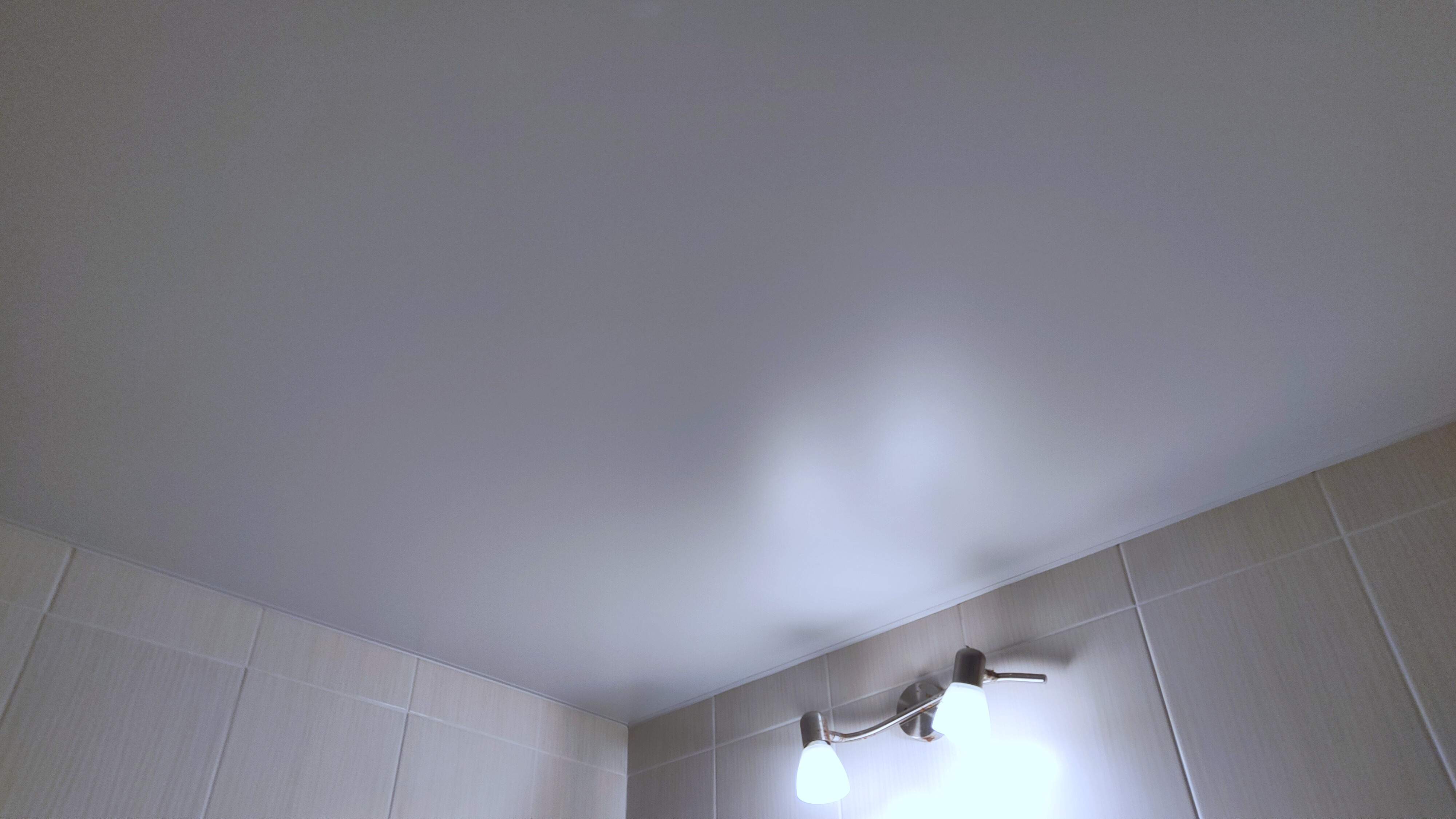 Saténový napínaný strop v kúpeľni